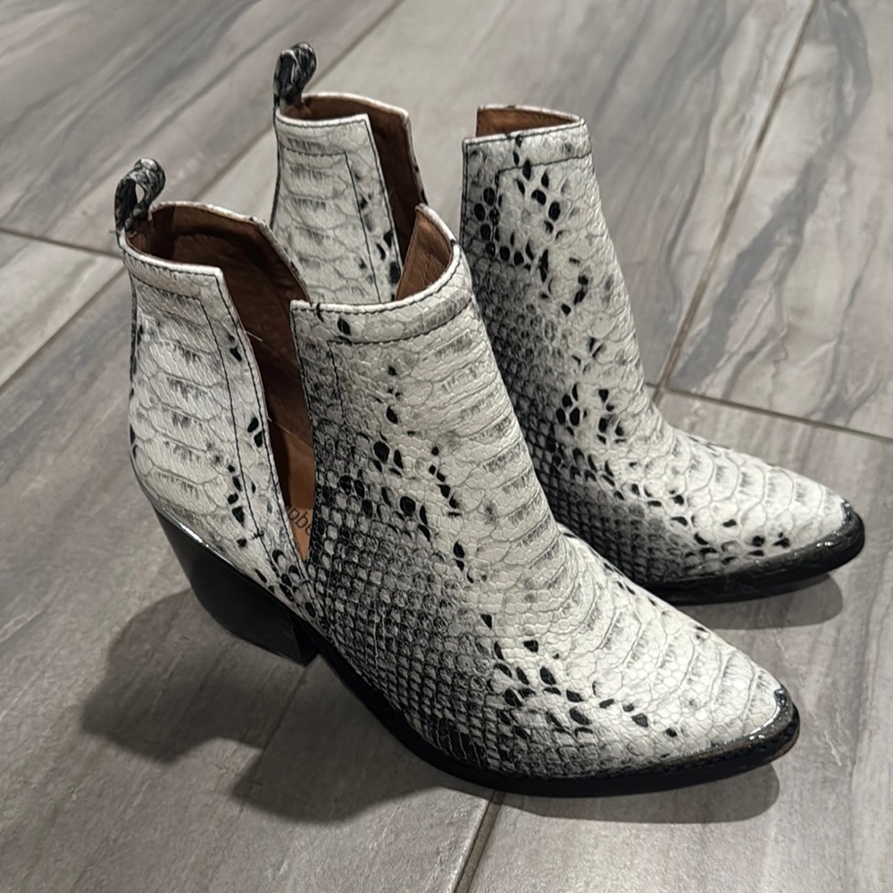 Jeffrey Campbell Women's Black and White Ankle Boot